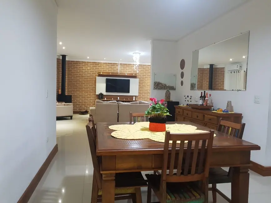 Foto 2 de Casa de Condomínio com 3 quartos à venda, 650m2 em Nossa Senhora do Perpétuo Socorro, Pindamonhangaba - SP