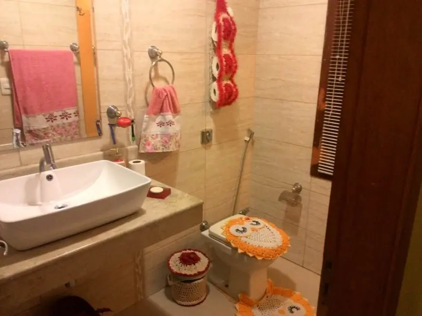 Foto 8 de Sobrado com 5 quartos à venda, 265m2 em Pindamonhangaba - SP