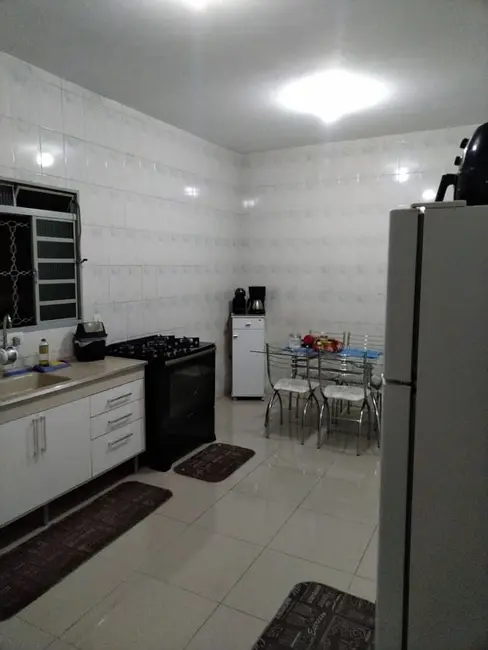 Sobrado com 3 quartos à venda, 167m2 em Jardim Eloyna, Pindamonhangaba - SP - imagem 1 Foto 1 de Sobrado com 3 quartos à venda, 167m2 em Jardim Eloyna, Pindamonhangaba - SP