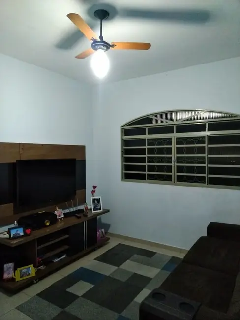 Sobrado com 3 quartos à venda, 167m2 em Jardim Eloyna, Pindamonhangaba - SP - imagem 2 Foto 2 de Sobrado com 3 quartos à venda, 167m2 em Jardim Eloyna, Pindamonhangaba - SP