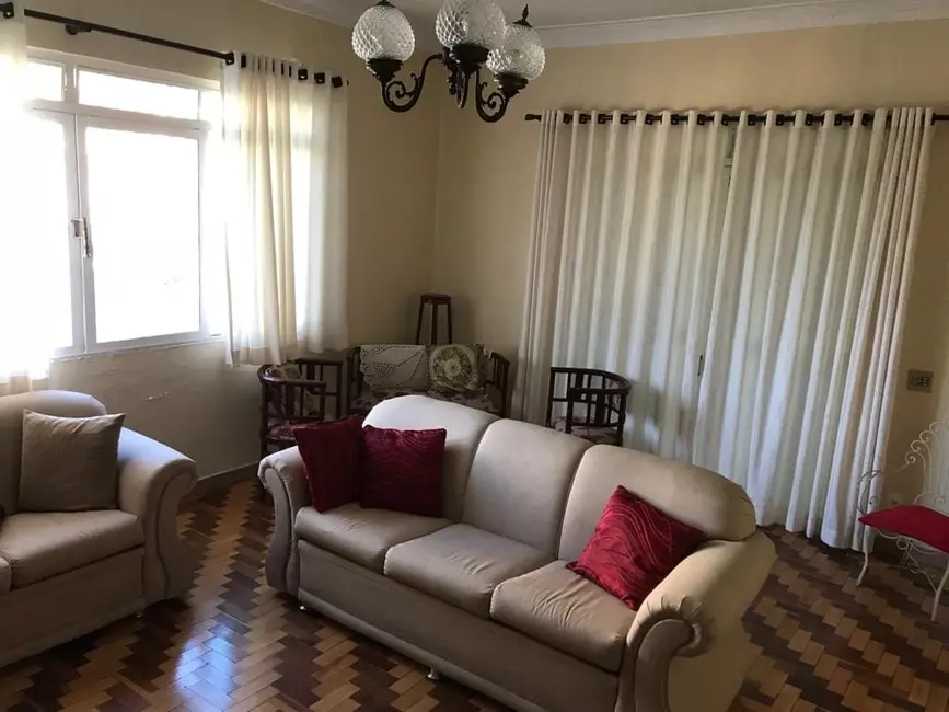 Casa com 3 quartos à venda, 220m2 em Centro, Aparecida - SP - imagem 4 Foto 4 de Casa com 3 quartos à venda, 220m2 em Centro, Aparecida - SP