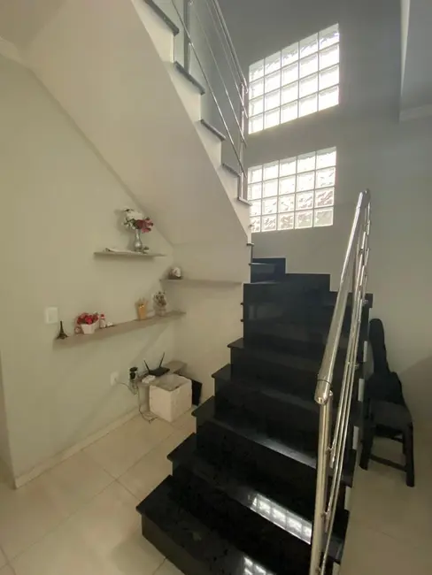 Foto 3 de Sobrado com 3 quartos à venda, 172m2 em Jardim do Lago, Taubate - SP