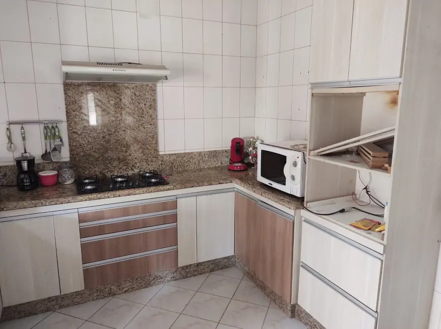 Sobrado com 3 quartos à venda, 280m2 em Pindamonhangaba - SP - imagem 4 Foto 4 de Sobrado com 3 quartos à venda, 280m2 em Pindamonhangaba - SP