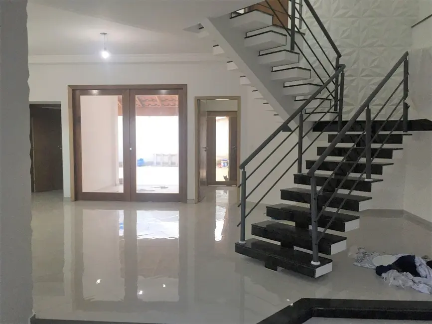 Foto 2 de Sobrado com 3 quartos à venda, 240m2 em Potim - SP