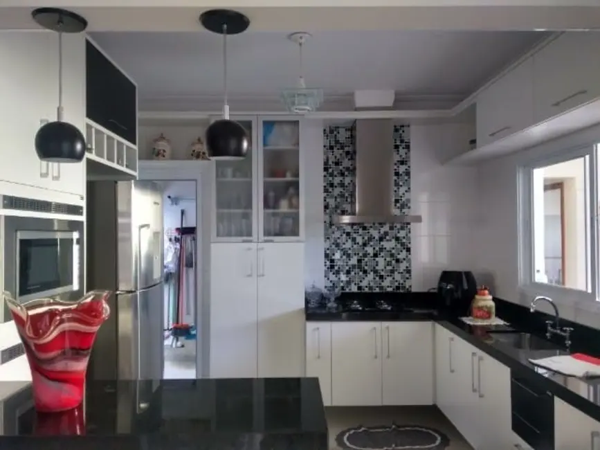 Foto 6 de Sobrado com 4 quartos à venda, 225m2 em Piracangaguá, Taubate - SP