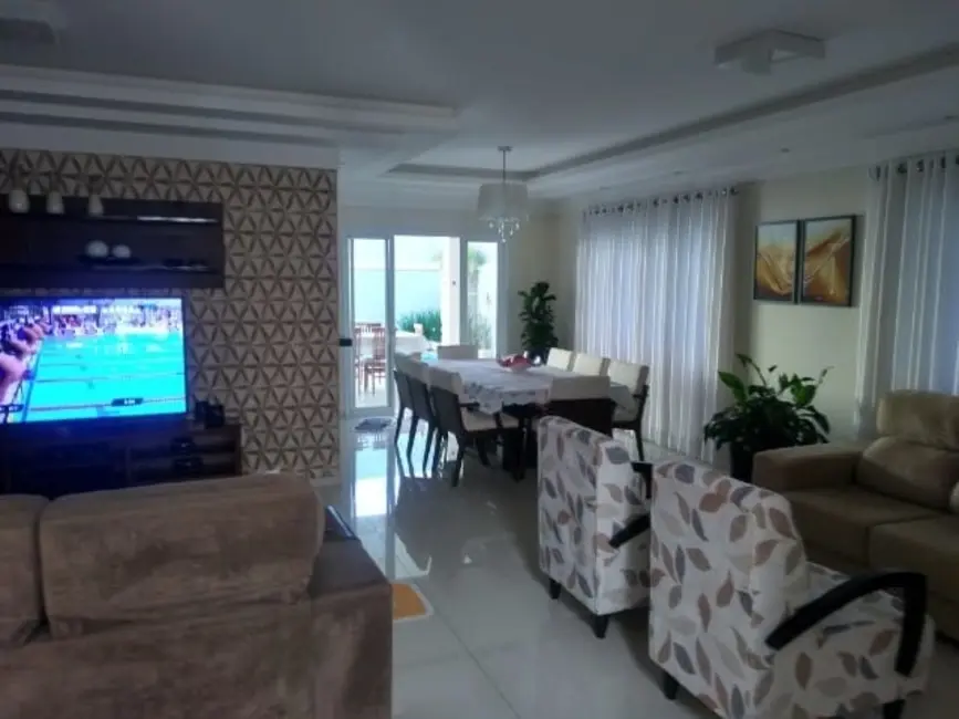 Foto 3 de Sobrado com 4 quartos à venda, 225m2 em Piracangaguá, Taubate - SP