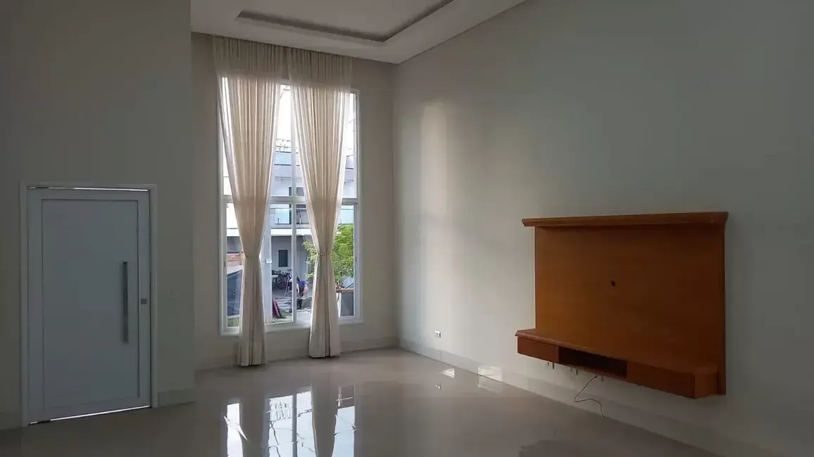 Foto 3 de Casa de Condomínio com 3 quartos à venda, 300m2 em Residencial Ouroville, Taubate - SP