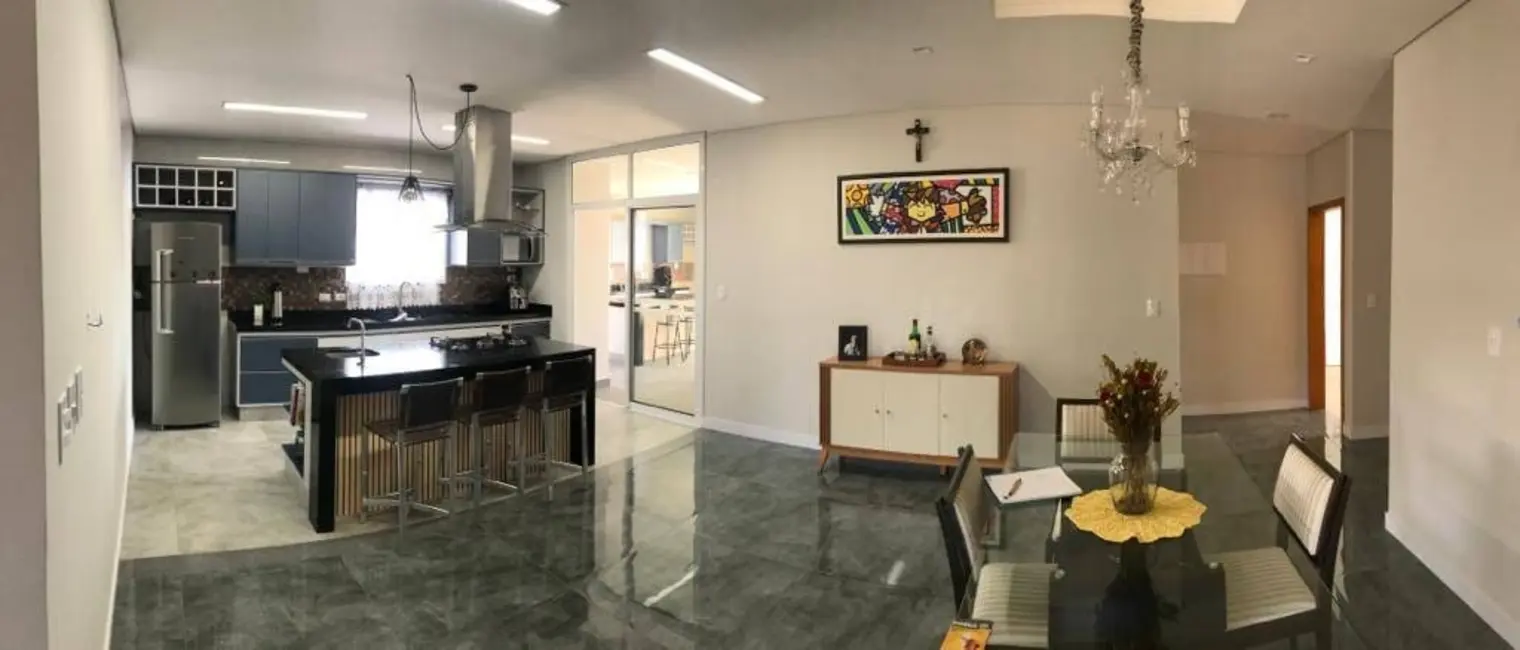 Foto 3 de Casa com 3 quartos à venda, 270m2 em Nossa Senhora do Perpétuo Socorro, Pindamonhangaba - SP