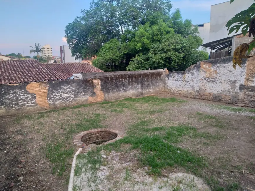 Foto 1 de Casa com 3 quartos para alugar, 350m2 em Centro, Pindamonhangaba - SP