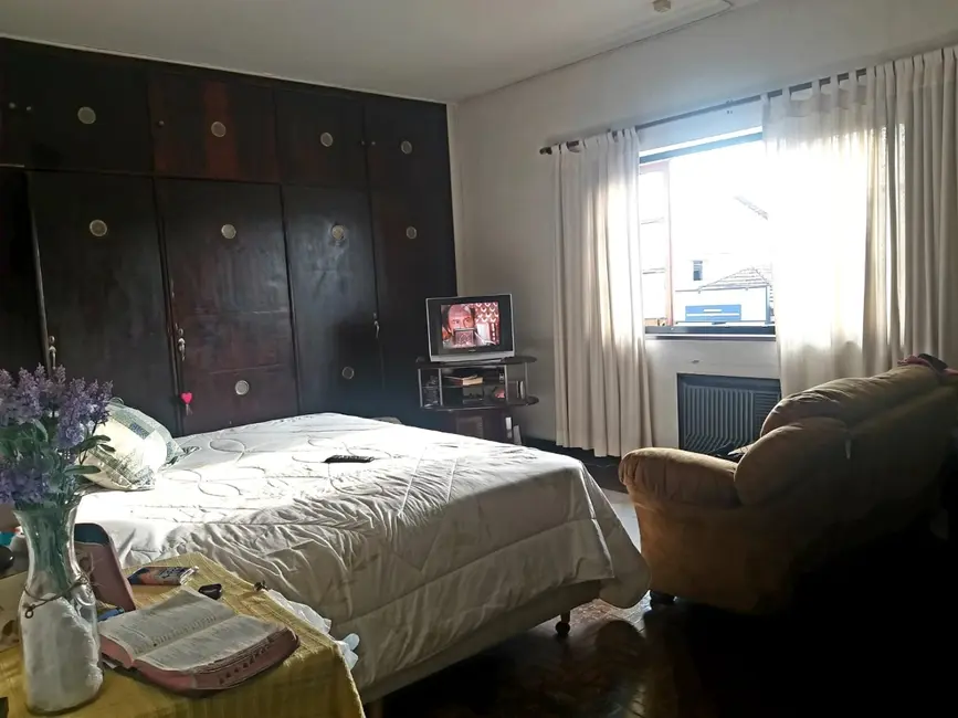 Foto 2 de Casa com 3 quartos para alugar, 350m2 em Centro, Pindamonhangaba - SP