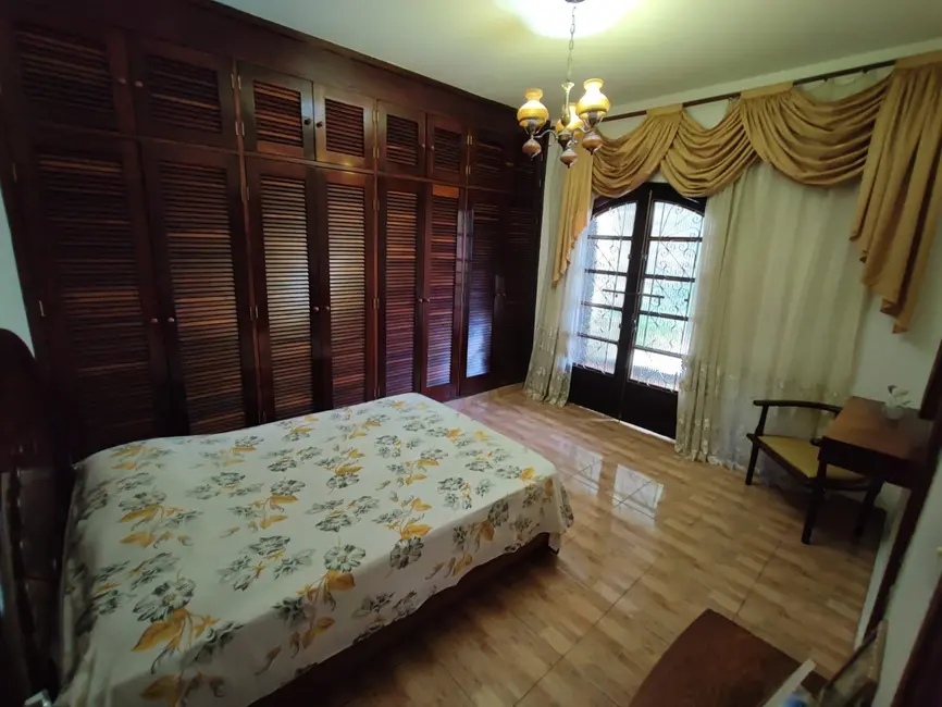Casa com 4 quartos à venda, 400m2 em São Benedito, Pindamonhangaba - SP - imagem 2 Foto 2 de Casa com 4 quartos à venda, 400m2 em São Benedito, Pindamonhangaba - SP