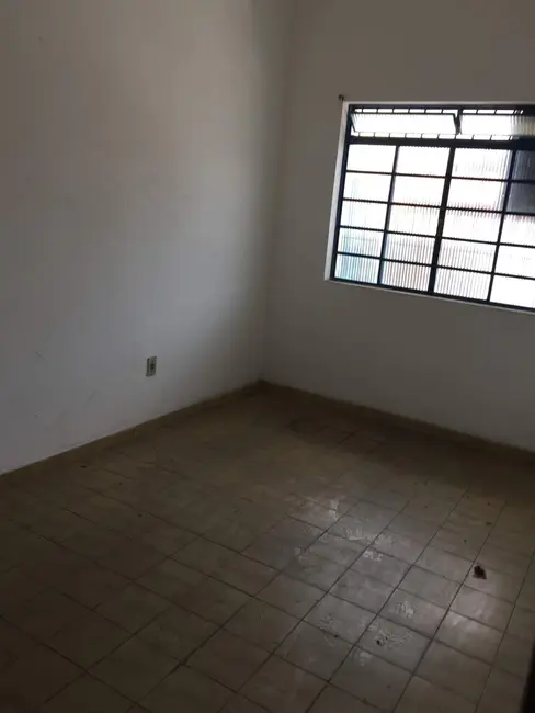 Foto 2 de Armazém / Galpão à venda, 300m2 em Pindamonhangaba - SP