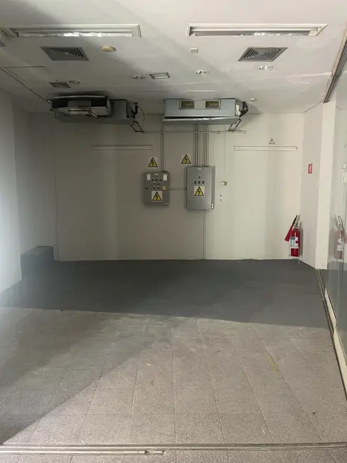 Sala Comercial para alugar, 300m2 em Loteamento João Tamborindeguy Fernandes, Pindamonhangaba - SP - imagem 8 Foto 8 de Sala Comercial para alugar, 300m2 em Loteamento João Tamborindeguy Fernandes, Pindamonhangaba - SP