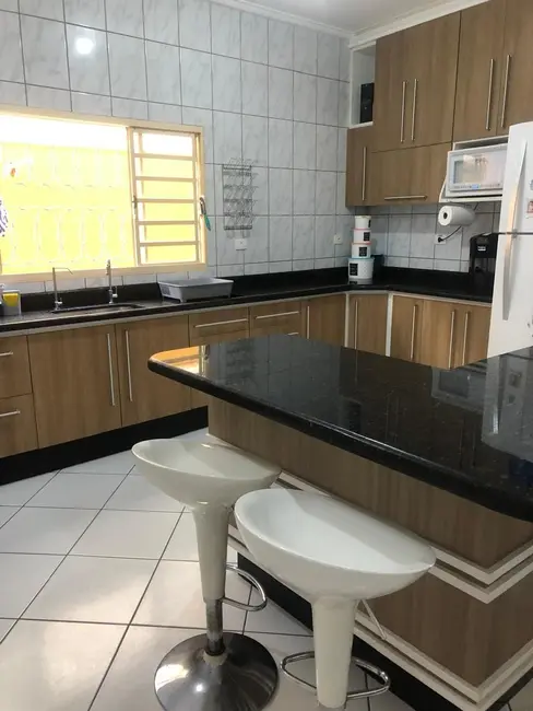 Foto 5 de Sobrado com 3 quartos à venda, 200m2 em Jardim Sandra Maria, Taubate - SP