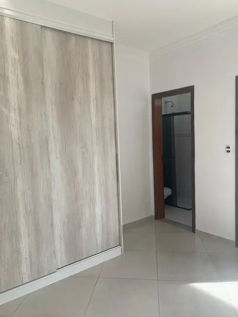 Foto 1 de Sobrado com 3 quartos à venda, 211m2 em Tremembe - SP