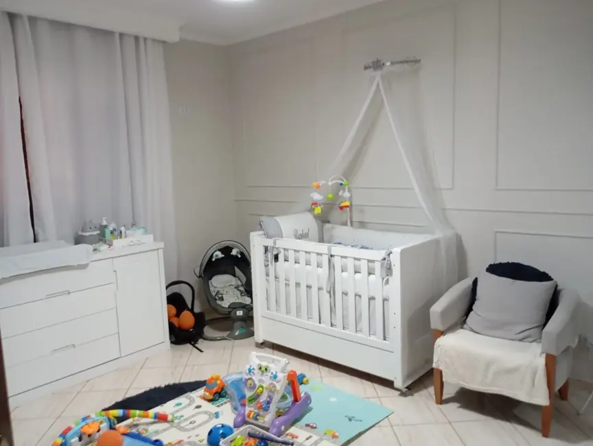 Sobrado com 3 quartos à venda, 300m2 em Residencial Mantiqueira, Pindamonhangaba - SP - imagem 2 Foto 2 de Sobrado com 3 quartos à venda, 300m2 em Residencial Mantiqueira, Pindamonhangaba - SP