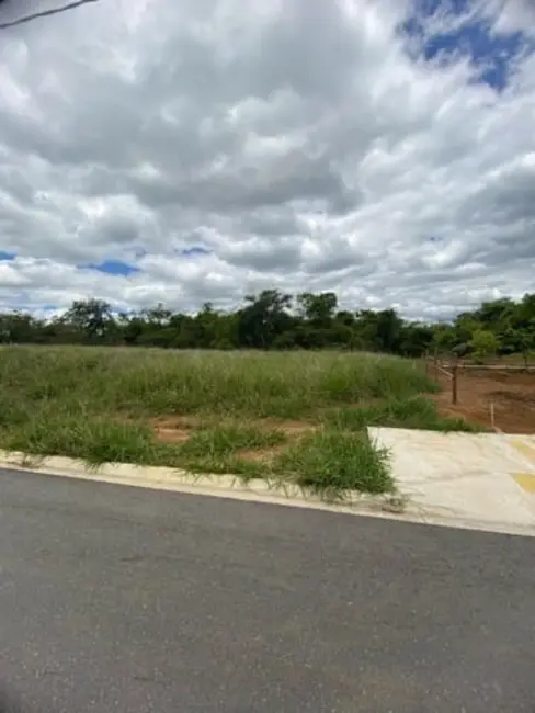 Foto 1 de Terreno / Lote à venda, 258m2 em Taubate - SP