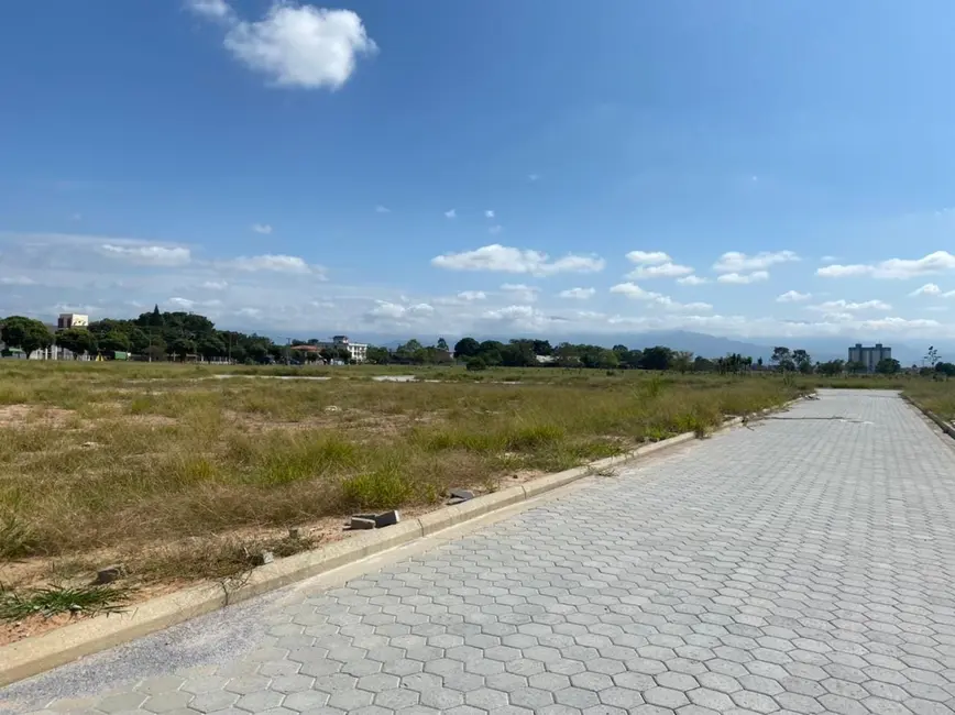 Foto 1 de Terreno / Lote à venda, 175m2 em Pindamonhangaba - SP