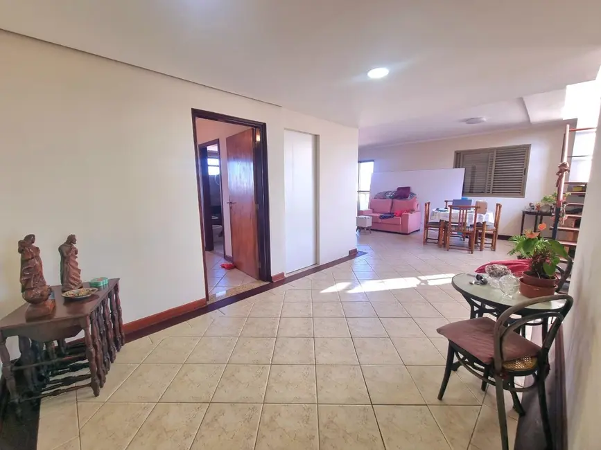 Foto 2 de Apartamento com 3 quartos à venda e para alugar, 270m2 em Centro, Pindamonhangaba - SP