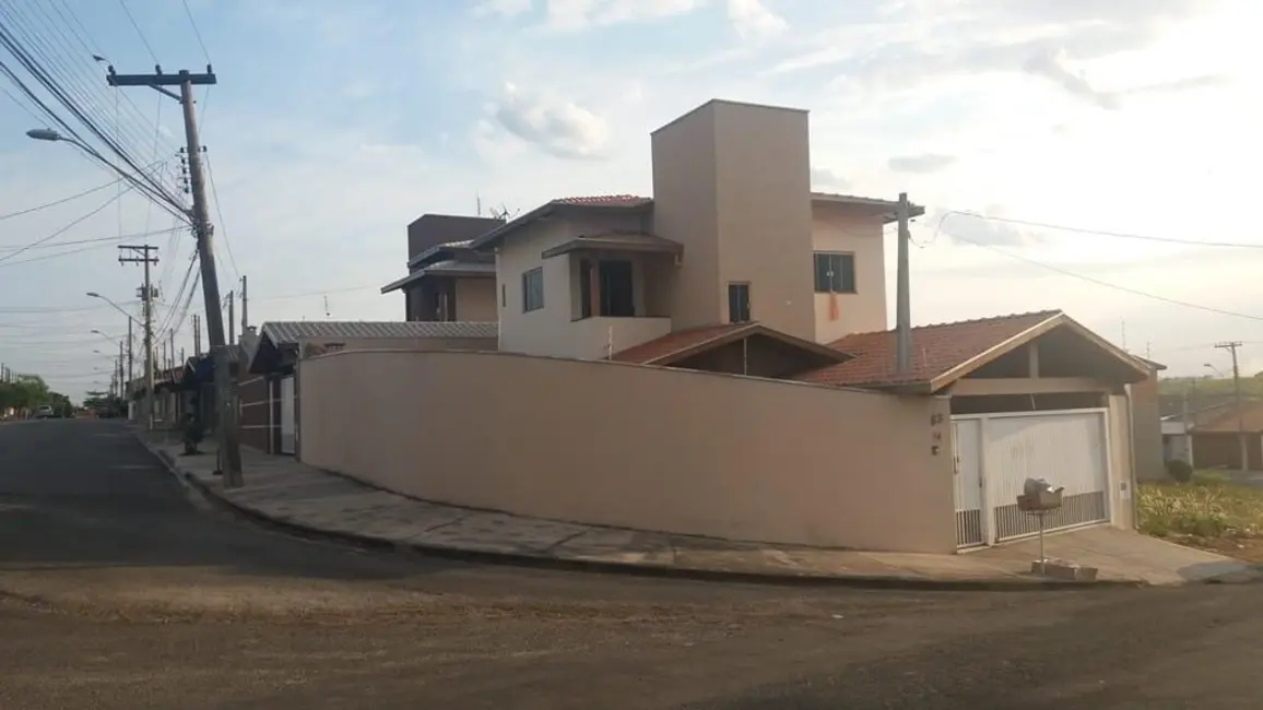 Foto 1 de Sobrado com 3 quartos à venda, 160m2 em Residencial Mombaça I, Pindamonhangaba - SP