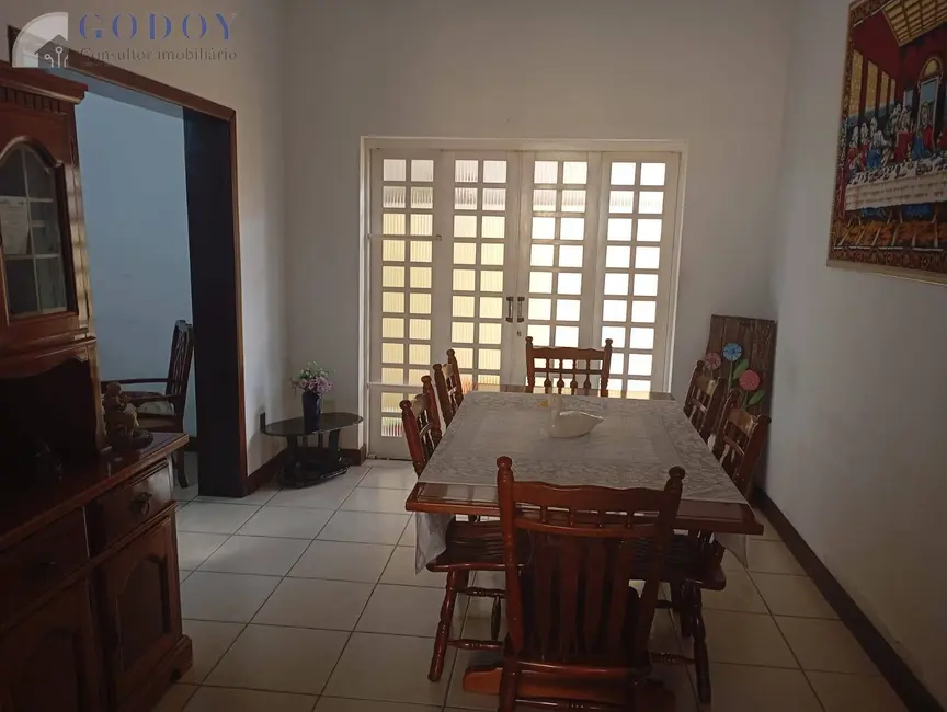 Foto 2 de Casa com 3 quartos para alugar, 200m2 em Pindamonhangaba - SP