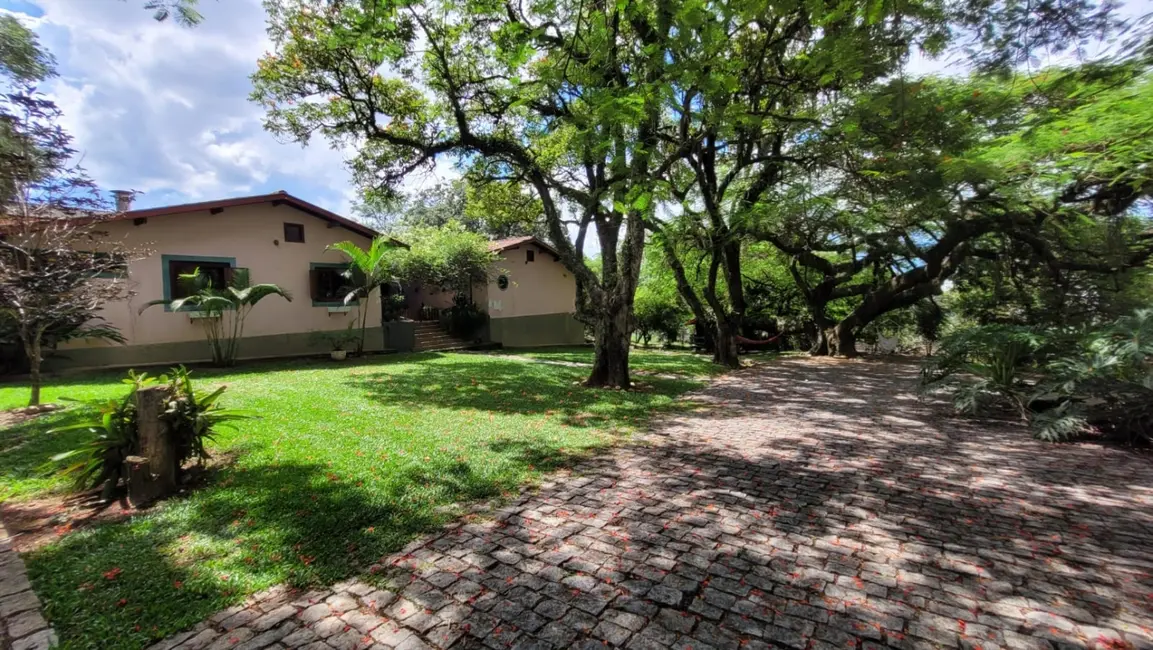 Foto 1 de Casa com 5 quartos para alugar, 350m2 em Bela Vista, Pindamonhangaba - SP