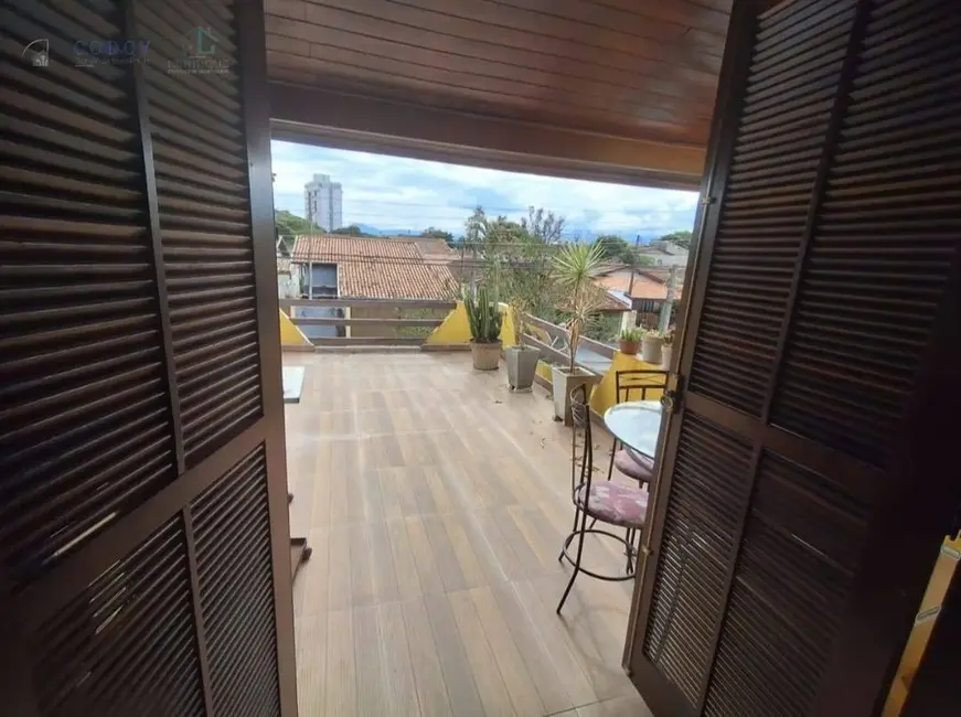 Foto 4 de Sobrado com 4 quartos à venda, 300m2 em Vila São Judas Tadeu, Pindamonhangaba - SP