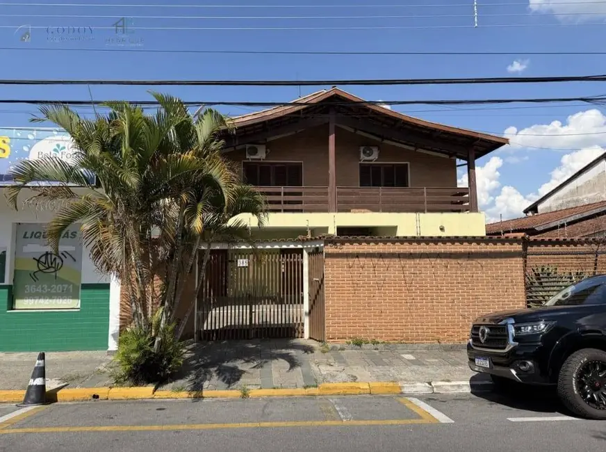 Foto 2 de Casa com 4 quartos para alugar, 340m2 em Tabaú, Pindamonhangaba - SP