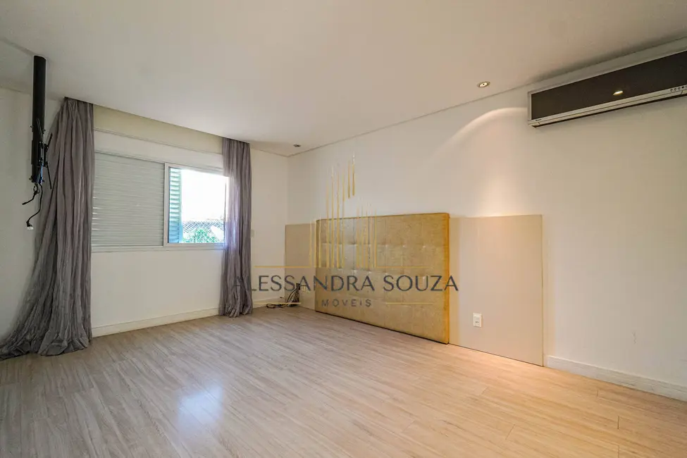 Casa com 4 quartos para alugar, 441m2 em Tamboré, Barueri - SP - imagem 8 Foto 8 de Casa com 4 quartos para alugar, 441m2 em Tamboré, Barueri - SP
