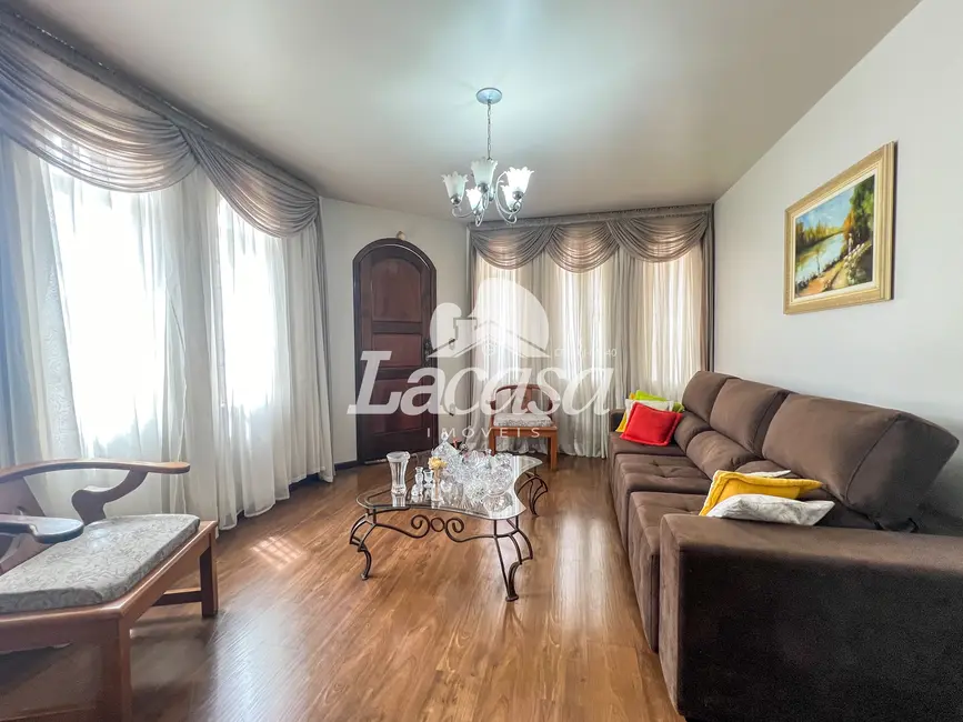 Foto 5 de Casa com 4 quartos à venda, 305m2 em Dos Estados, Guarapuava - PR