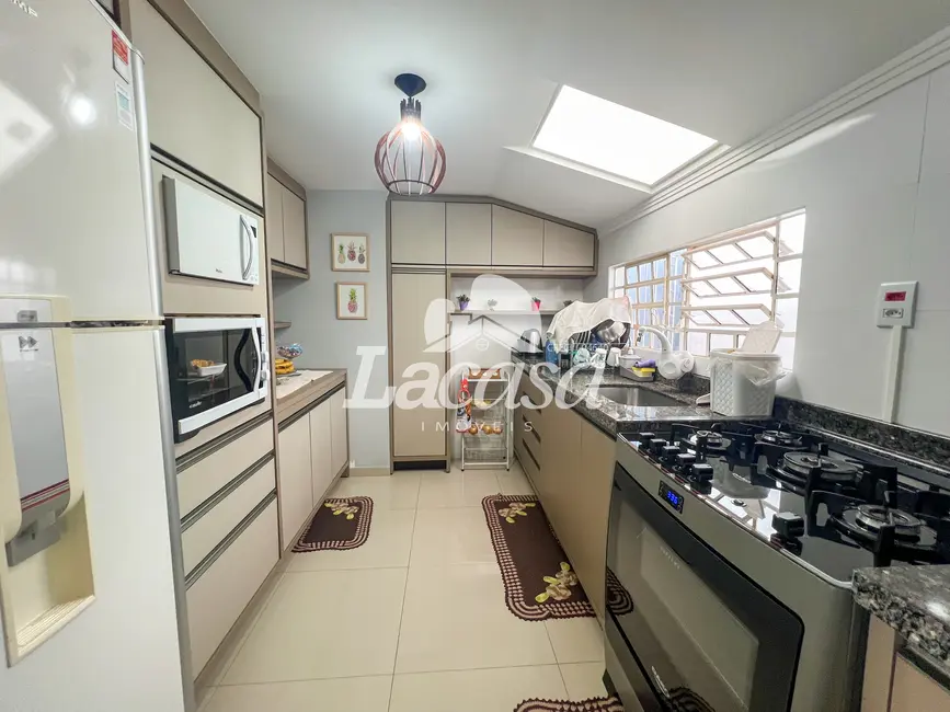 Foto 8 de Casa com 3 quartos à venda, 180m2 em Trianon, Guarapuava - PR