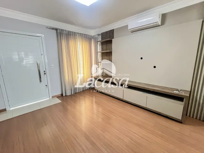 Foto 5 de Sobrado com 3 quartos à venda e para alugar, 171m2 em Guarapuava - PR