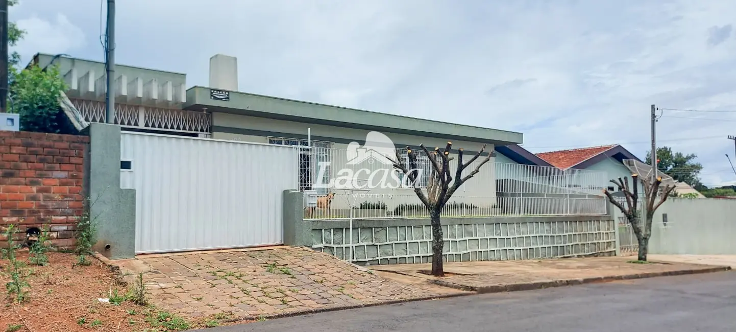 Foto 1 de Casa com 4 quartos à venda, 261m2 em Dos Estados, Guarapuava - PR