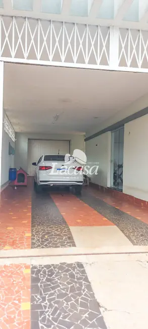 Foto 2 de Casa com 4 quartos à venda, 261m2 em Dos Estados, Guarapuava - PR