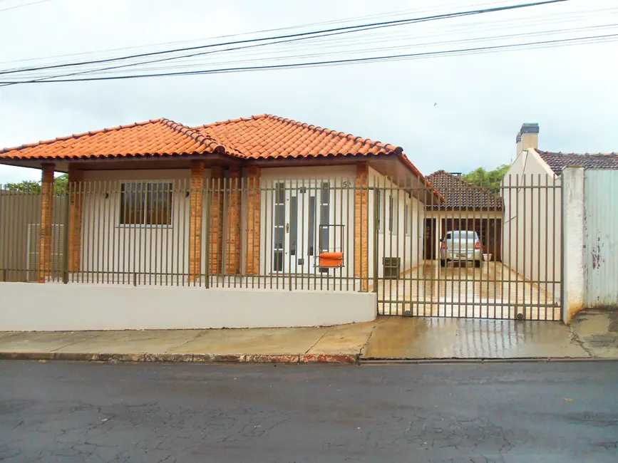 Foto 3 de Casa com 3 quartos à venda e para alugar, 230m2 em Centro, Guarapuava - PR