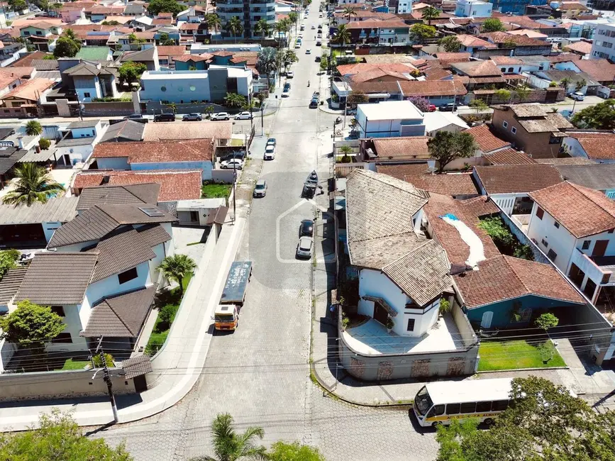 Foto 3 de Casa com 3 quartos à venda, 365m2 em Jardim Primavera, Caraguatatuba - SP