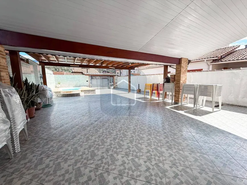 Foto 9 de Casa com 4 quartos à venda, 376m2 em Caraguatatuba - SP