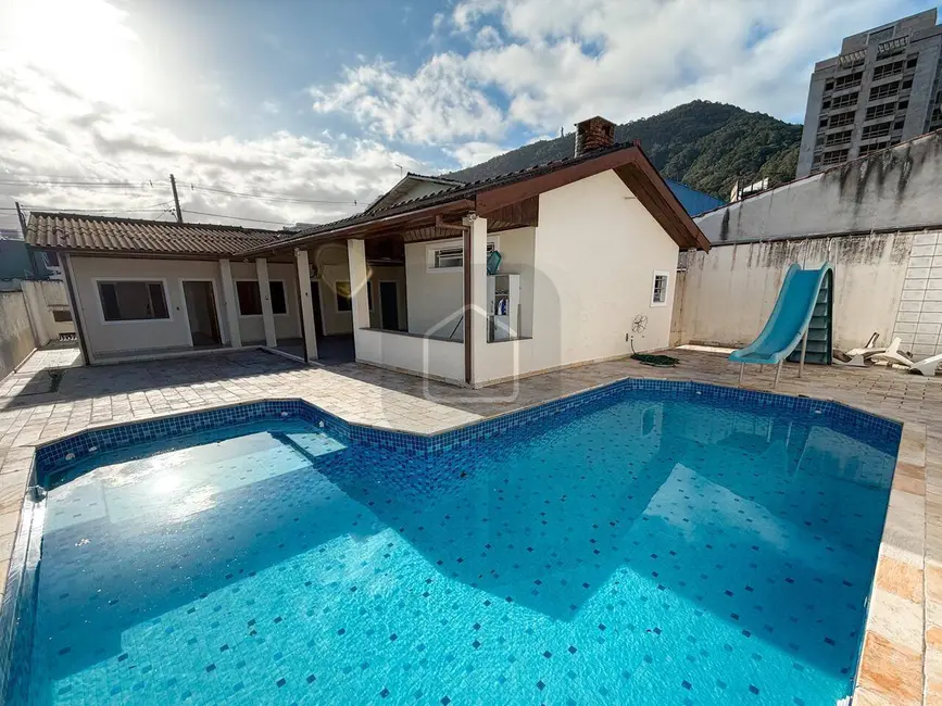 Foto 1 de Casa com 3 quartos à venda, 420m2 em Sumaré, Caraguatatuba - SP