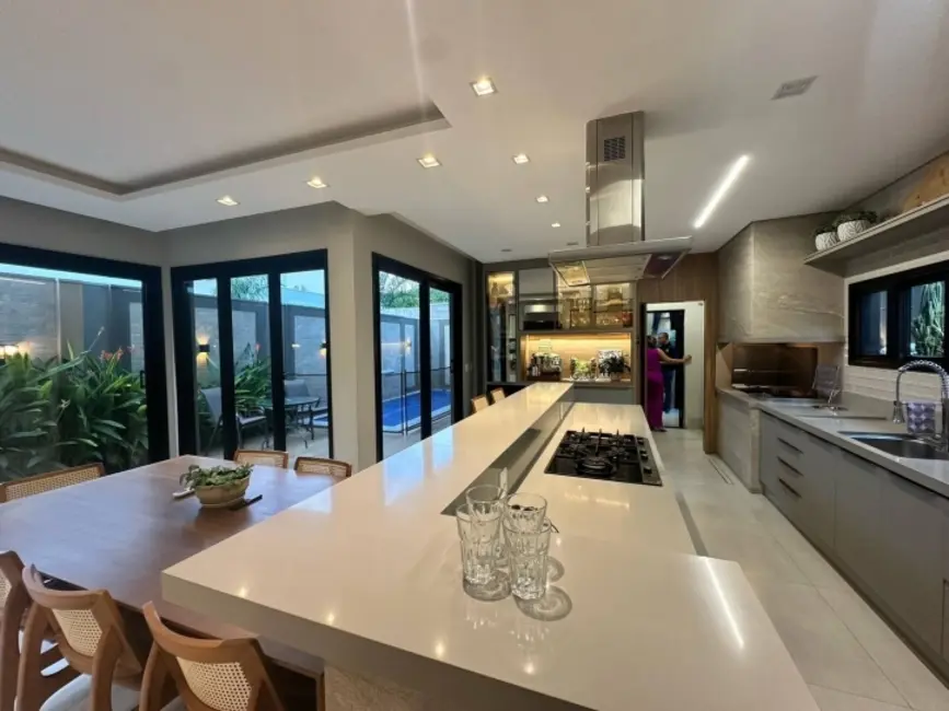 Foto 1 de Casa de Condomínio com 3 quartos à venda, 306m2 em Cuiaba - MT