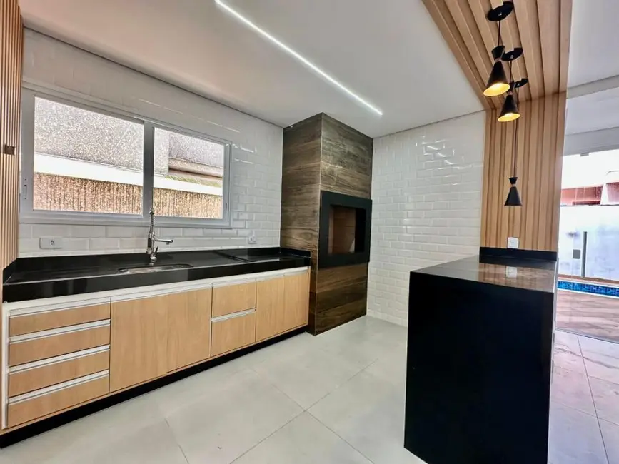 Sobrado com 4 quartos à venda, 303m2 em Peruibe - SP - imagem 4 Foto 4 de Sobrado com 4 quartos à venda, 303m2 em Peruibe - SP