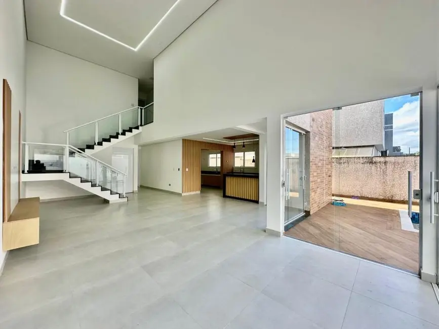 Sobrado com 4 quartos à venda, 303m2 em Peruibe - SP - imagem 1 Foto 1 de Sobrado com 4 quartos à venda, 303m2 em Peruibe - SP