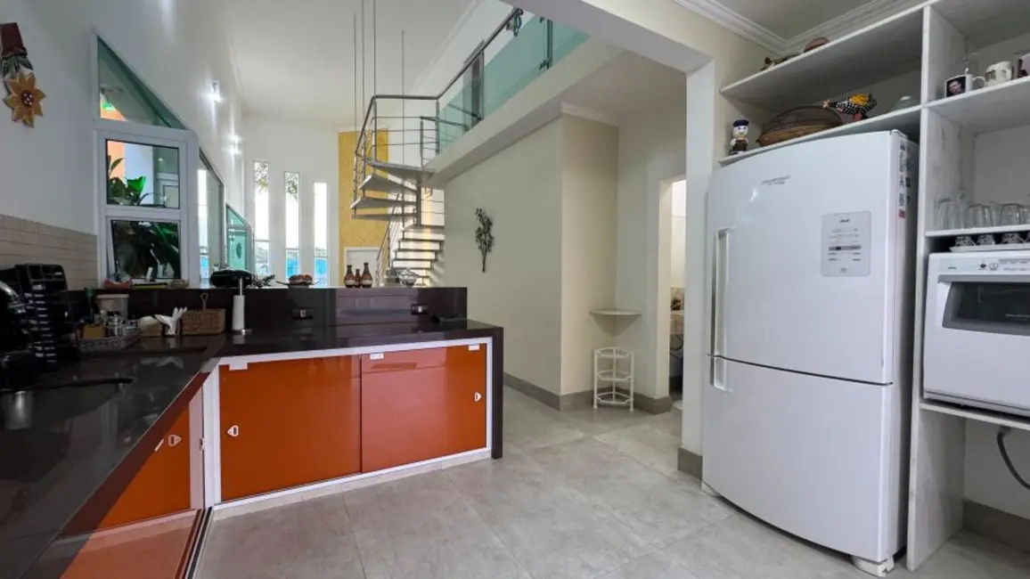 Sobrado com 4 quartos à venda, 290m2 em Peruibe - SP - imagem 3 Foto 3 de Sobrado com 4 quartos à venda, 290m2 em Peruibe - SP