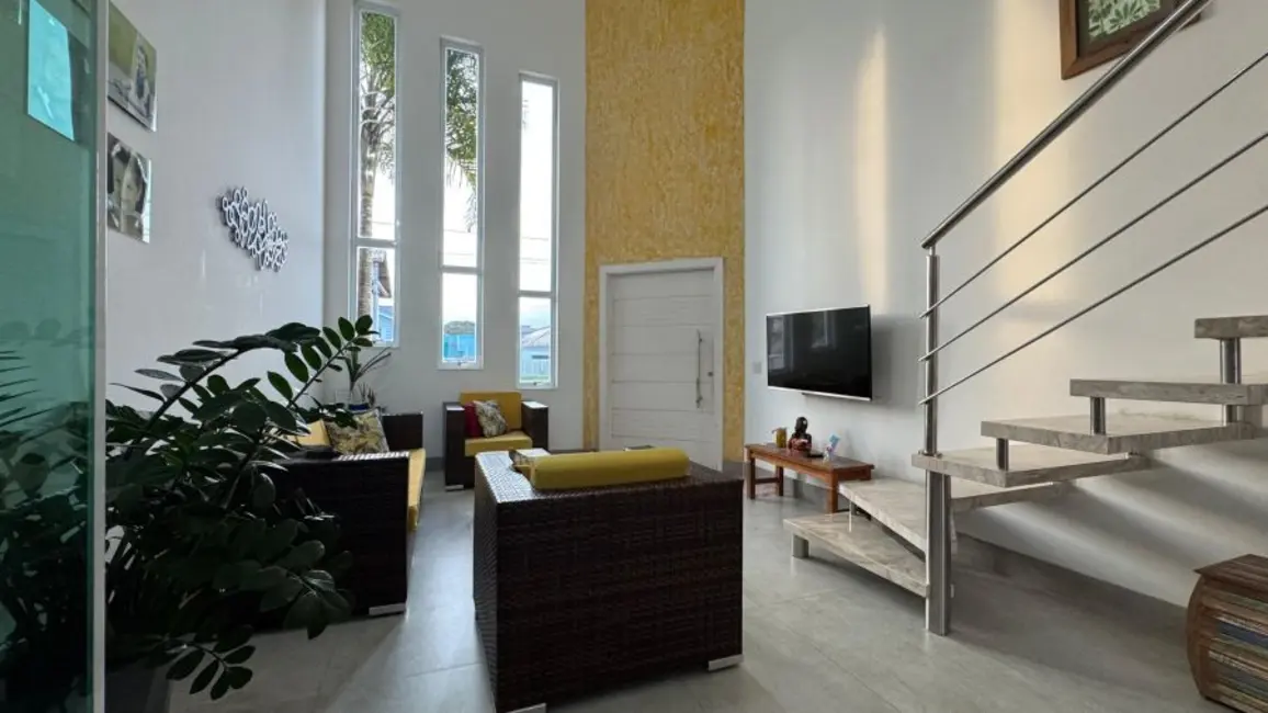 Sobrado com 4 quartos à venda, 290m2 em Peruibe - SP - imagem 4 Foto 4 de Sobrado com 4 quartos à venda, 290m2 em Peruibe - SP