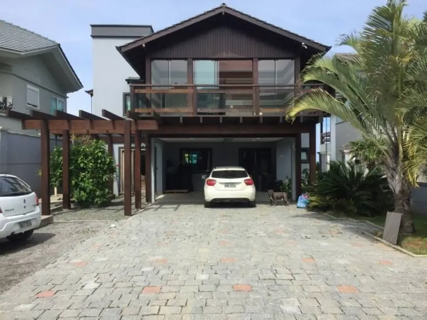 Casa com 3 quartos à venda e para alugar, 380m2 em Balneario Camboriu - SC - imagem 4 Foto 4 de Casa com 3 quartos à venda e para alugar, 380m2 em Balneario Camboriu - SC