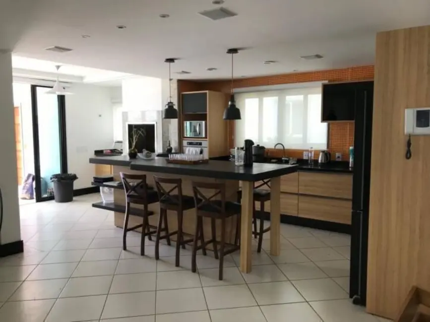 Casa com 3 quartos à venda e para alugar, 380m2 em Balneario Camboriu - SC - imagem 5 Foto 5 de Casa com 3 quartos à venda e para alugar, 380m2 em Balneario Camboriu - SC