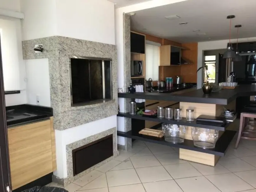 Casa com 3 quartos à venda e para alugar, 380m2 em Balneario Camboriu - SC - imagem 8 Foto 8 de Casa com 3 quartos à venda e para alugar, 380m2 em Balneario Camboriu - SC