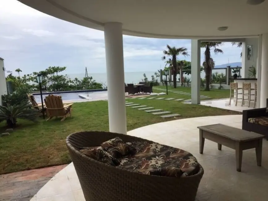 Casa com 4 quartos à venda e para alugar, 530m2 em Balneario Camboriu - SC - imagem 3 Foto 3 de Casa com 4 quartos à venda e para alugar, 530m2 em Balneario Camboriu - SC