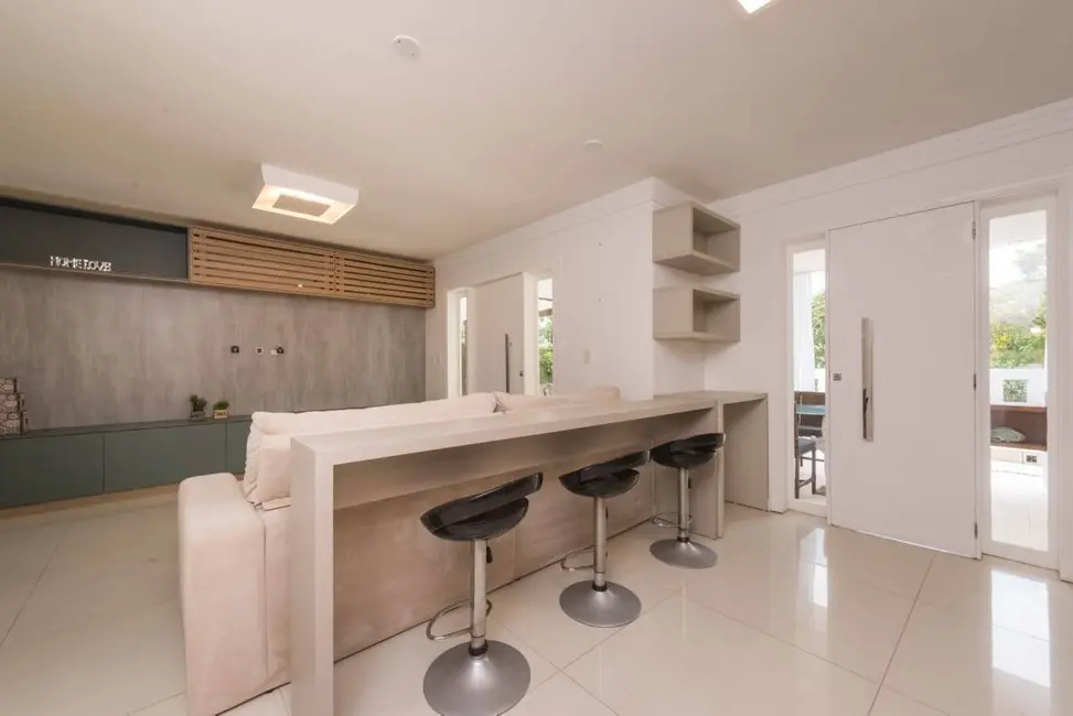 Sobrado com 3 quartos à venda, 350m2 em Praia das Taquaras, Balneario Camboriu - SC - imagem 5 Foto 5 de Sobrado com 3 quartos à venda, 350m2 em Praia das Taquaras, Balneario Camboriu - SC