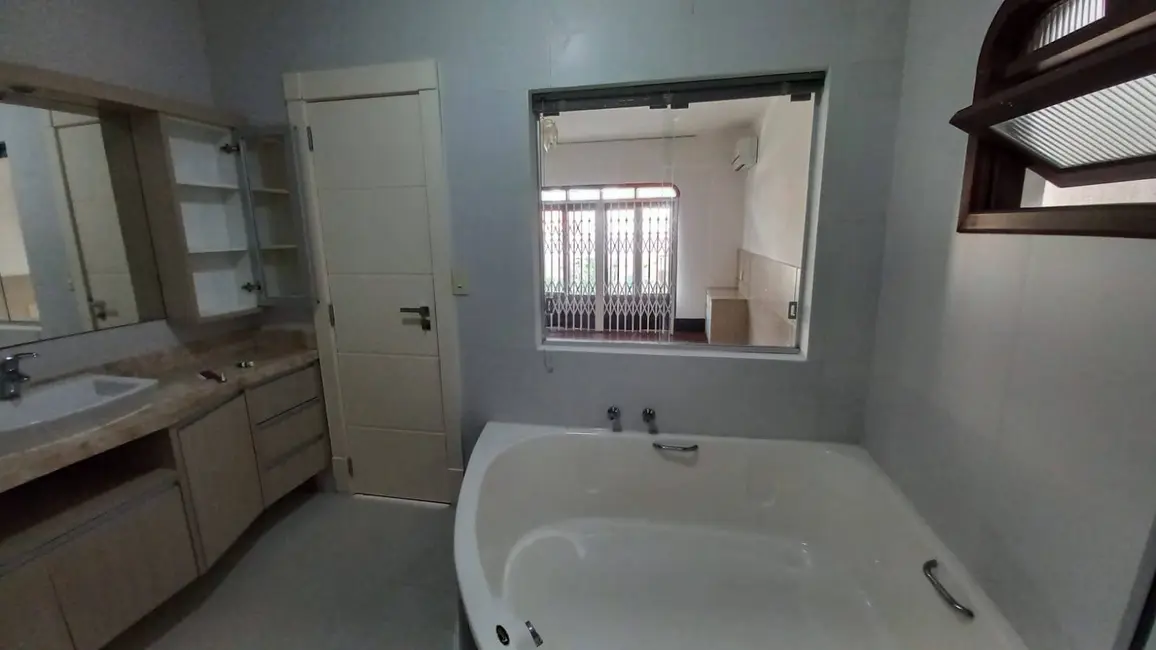 Sobrado com 4 quartos para alugar em Centro, Balneario Camboriu - SC - imagem 9 Foto 9 de Sobrado com 4 quartos para alugar em Centro, Balneario Camboriu - SC