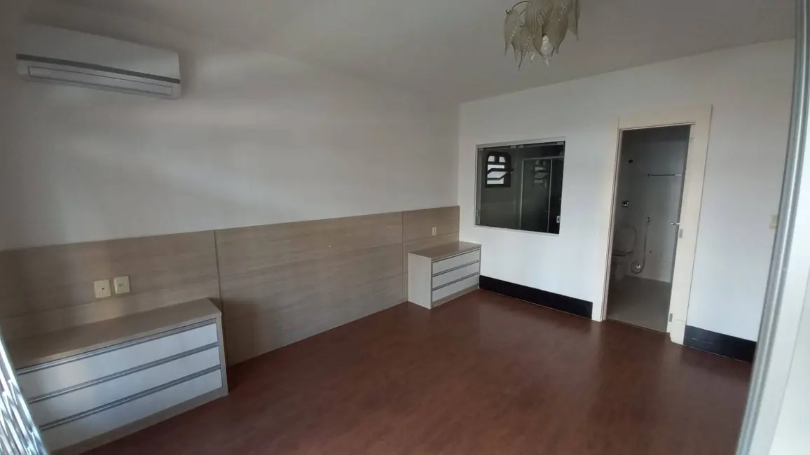 Sobrado com 4 quartos para alugar em Centro, Balneario Camboriu - SC - imagem 6 Foto 6 de Sobrado com 4 quartos para alugar em Centro, Balneario Camboriu - SC